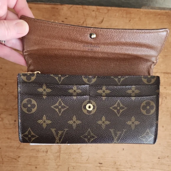 Louis Vuitton Monogram Sarah Wallet - Picture 8 of 16